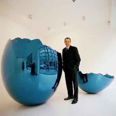 Artist Jeff Koons with his sculpture, photographed by Eamonn McCabe