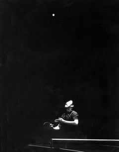 Table tennis player Li Chen Shi serving, photographed by Eamonn McCabe